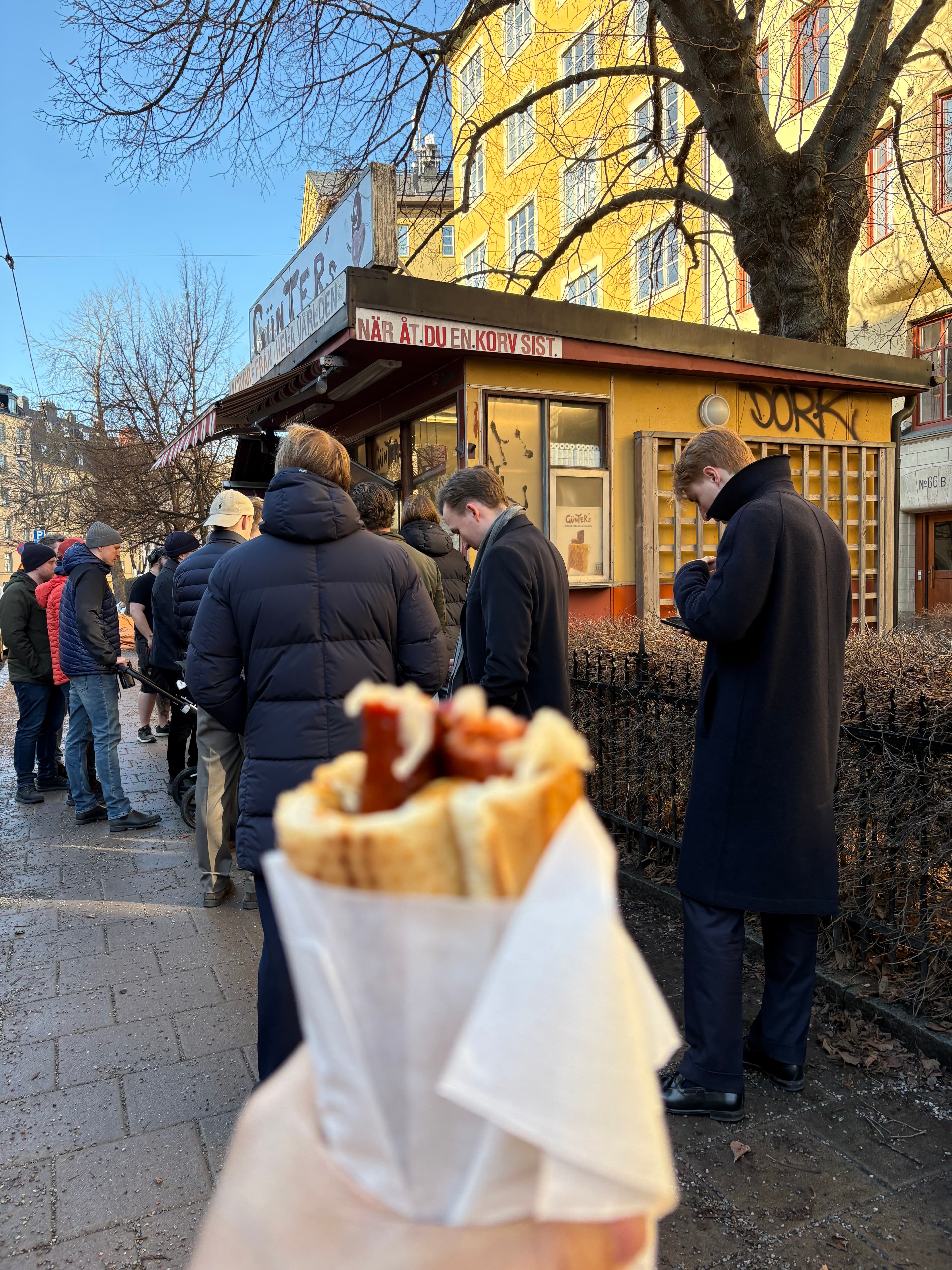 Günter's storefront, featuring a queue already
